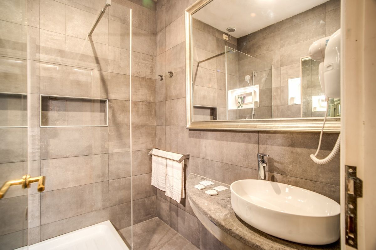 Bathroom n. 1, very large, comfortable in modern design