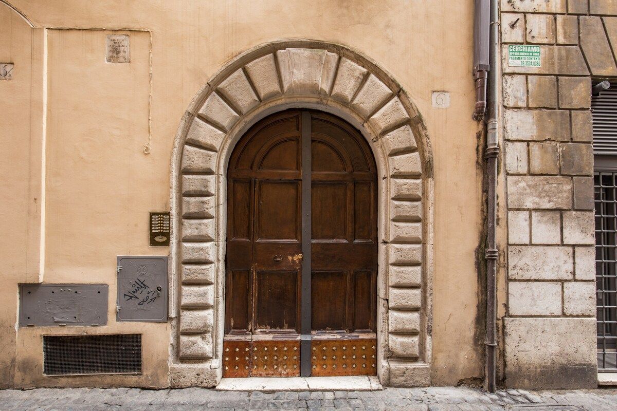 Vicolo del Governo Vecchio n. 6.
Here is the entrance door to the building
We are in the heart of the historic center of Rome but in an alley away from the noise and extremely safe