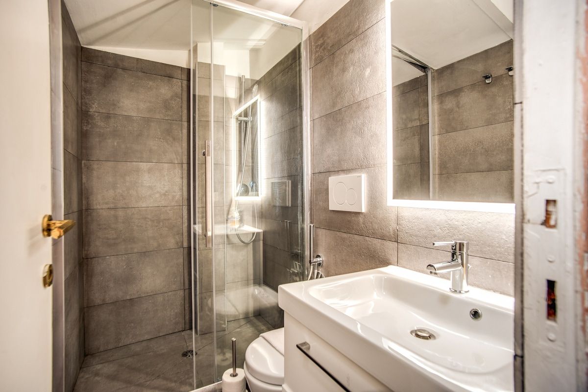 Full bathroom in bedroom n. 2 ensuite