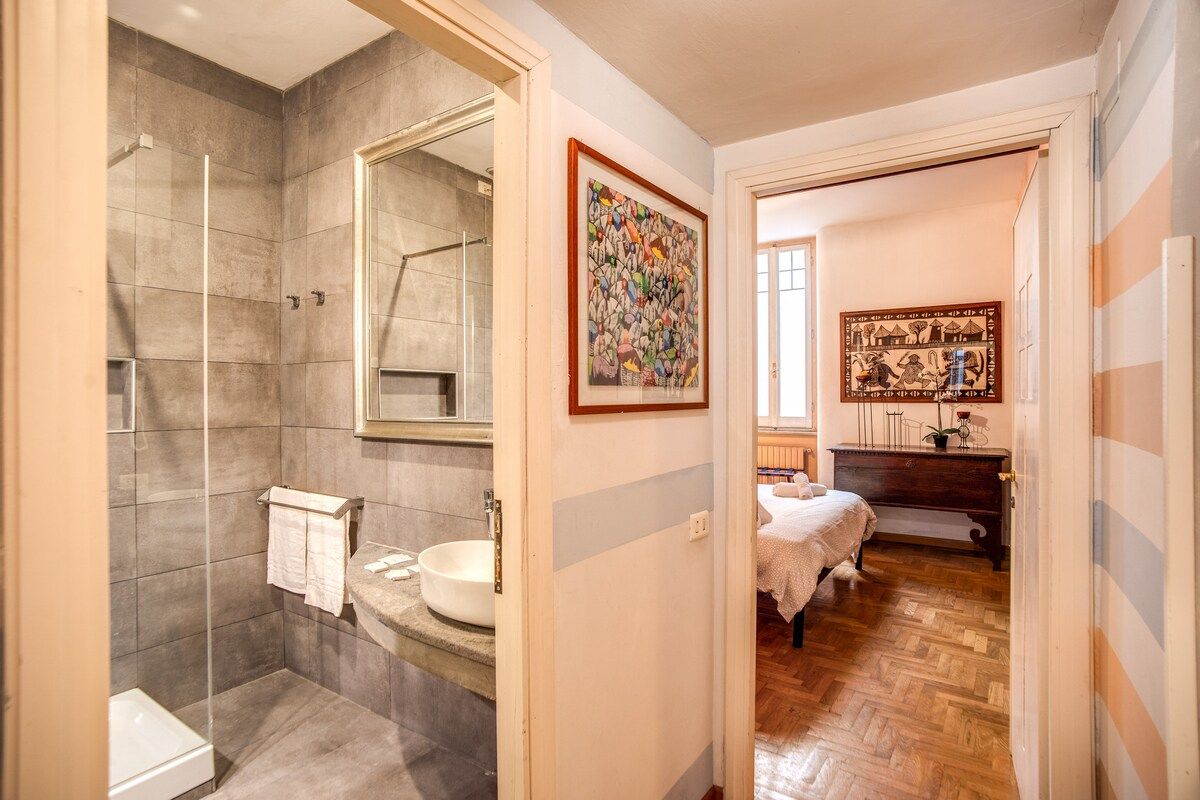 here is the entrance to the bathroom between the two bedrooms and near the living room