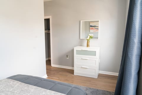 Cozy & Quiet. Lovely 2 Bedroom Unit in Newark. image 3
