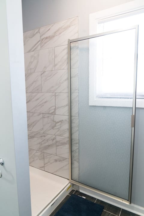 Cozy & Quiet. Lovely 2 Bedroom Unit in Newark. image 2