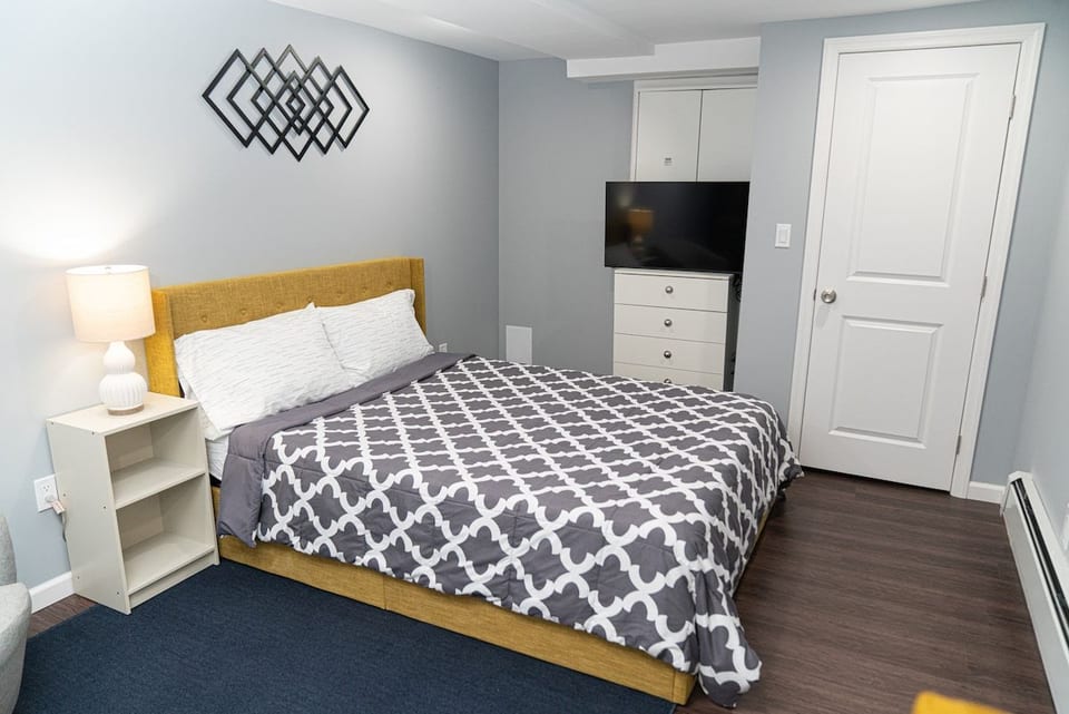Cozy & Quiet 1-B - Studio Unit-Lower Ground Flr image 1