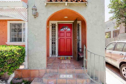 Mid City 1 Bedroom w Den Private LA Home image 5