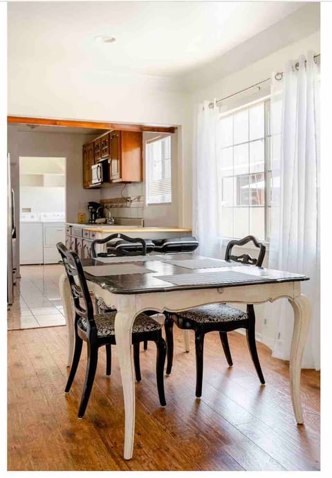 Mid City 1 Bedroom w Den Private LA Home image 4
