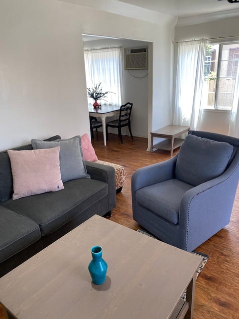 Mid City 1 Bedroom w Den Private LA Home image 3