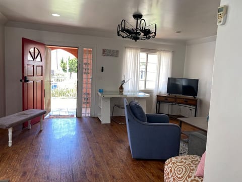 Mid City 1 Bedroom w Den Private LA Home image 2
