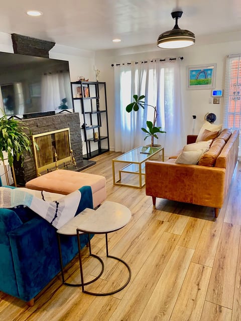 1br+den 1bath, private LA home image 5