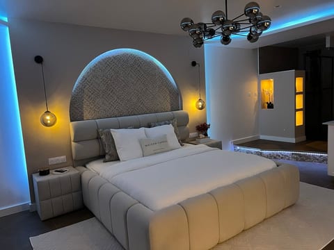 Luxury suite with private Jacuzzi and a romantic atmosphere image 1