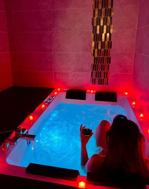 Luxury suite with private Jacuzzi and a romantic atmosphere image 2