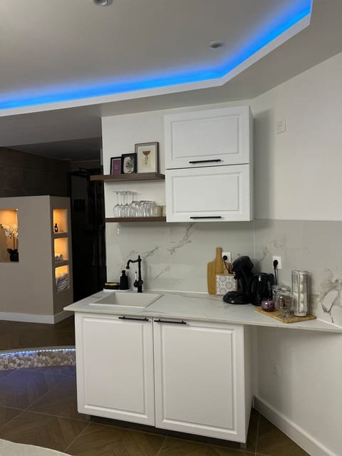 Luxury suite with private Jacuzzi and a romantic atmosphere image 5