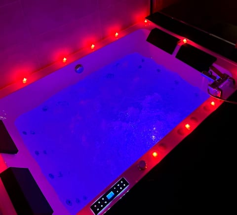 Luxury suite with private Jacuzzi and a romantic atmosphere image 3