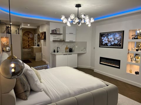 Luxury suite with private Jacuzzi and a romantic atmosphere image 4