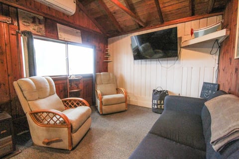 Catamaran Cottage — King & Queen, Steps to Beach