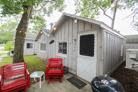 Catamaran Cottage — King & Queen, Steps to Beach