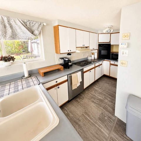 Captain's Quarters — Direct Lake Huron Waterfront