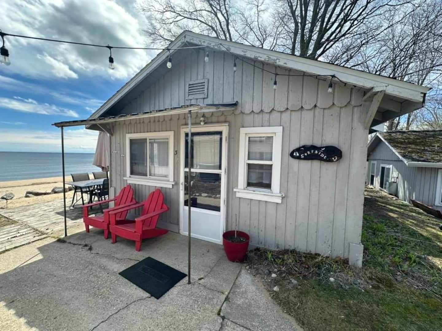 Surfside Cottage — Lake Views, Steps to the Beach