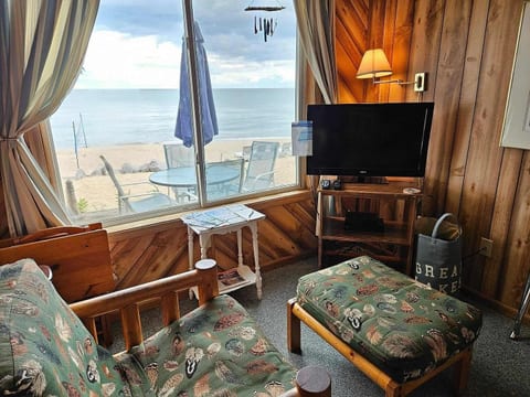 Sandpiper Cottage — Two Queens, Steps to the Beach