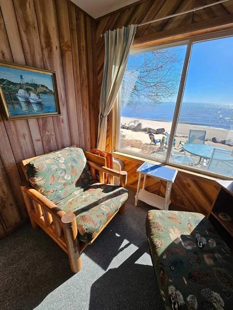 Sandpiper Cottage — Two Queens, Steps to the Beach