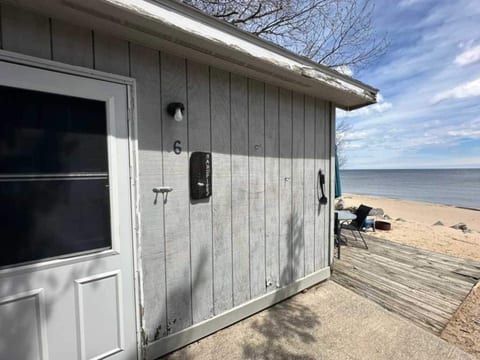 Sandpiper Cottage — Two Queens, Steps to the Beach