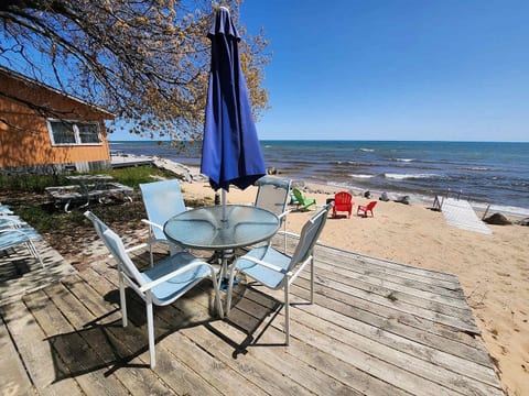 Sandpiper Cottage — Two Queens, Steps to the Beach