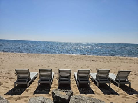 Sandpiper Cottage — Two Queens, Steps to the Beach