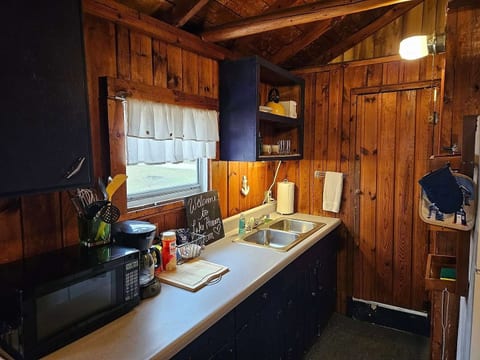 Beachcomber Cottage — A Cozy Lake Huron Hideaway