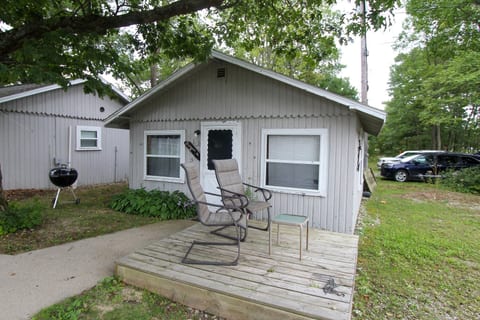 Pet-Friendly 2BR Cottage, Private Lake Huron Beach