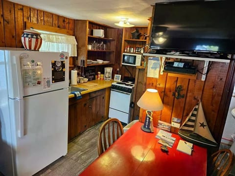 Pet-Friendly 2BR Cottage, Private Lake Huron Beach