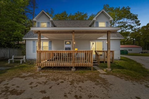 Remodeled 4BR Cottage on Lake Huron