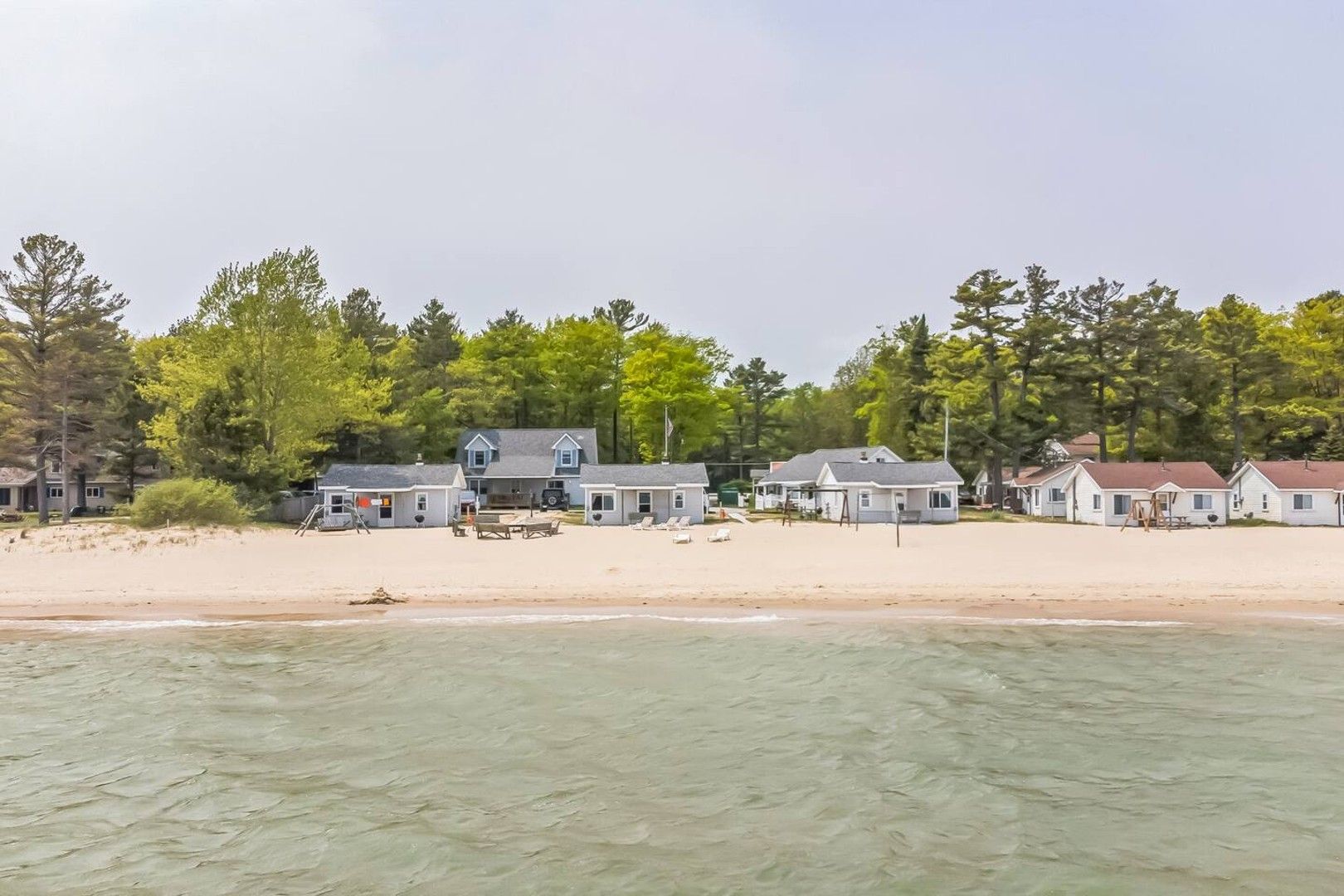 Remodeled 4BR Cottage on Lake Huron