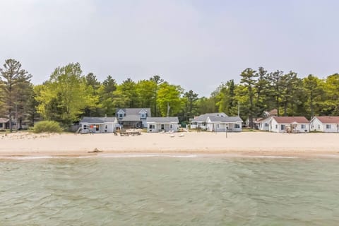 Remodeled 4BR Cottage on Lake Huron