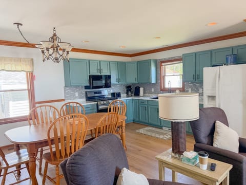 Remodeled 4BR Cottage on Lake Huron