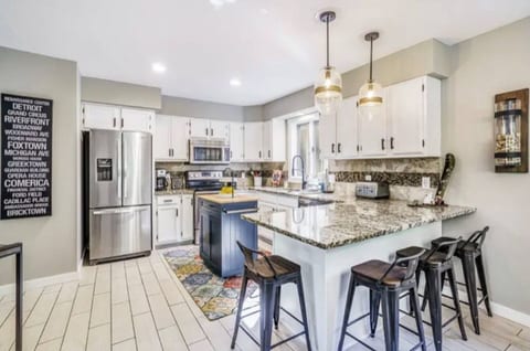 Ski & Golf Crystal Mtn | 5BR Hot Tub, Sleeps 13