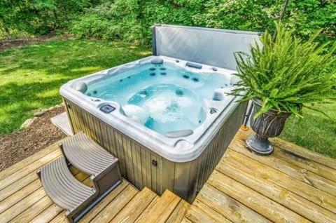 Ski & Golf Crystal Mtn | 5BR Hot Tub, Sleeps 13