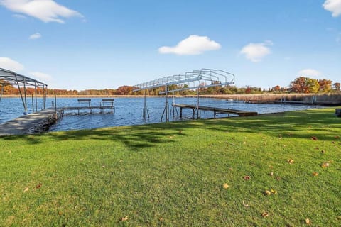 Grass Lake Retreat w/ Dock