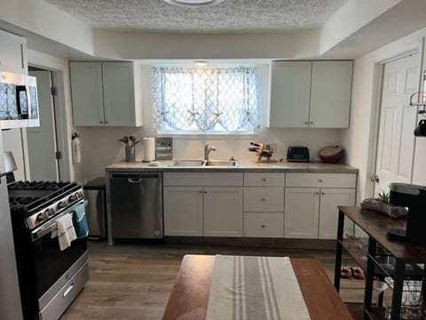Modern & Renovated 3BD/1BA Home | Quiet & Cozy