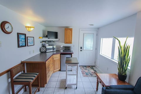 Cozy Studio Steps to Lake huron