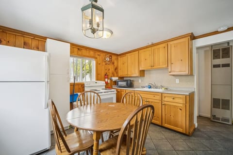 Cozy Lake Huron Cottage + Beach Access