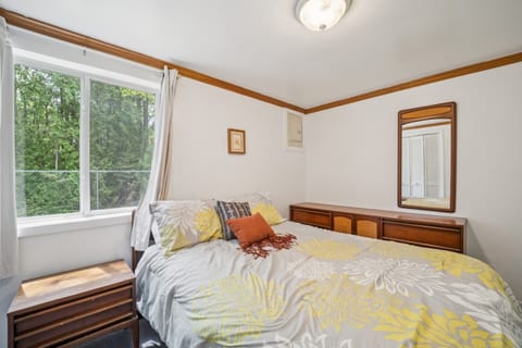 Cozy Lake Huron Cottage + Beach Access