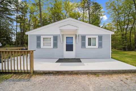 Cozy Lake Huron Cottage + Beach Access