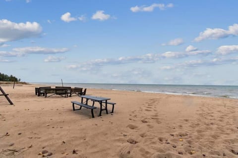 Cozy Lake Huron Cottage + Beach Access