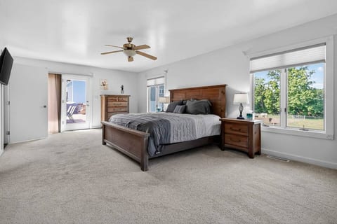 Grass Lake Retreat – Sleeps 12