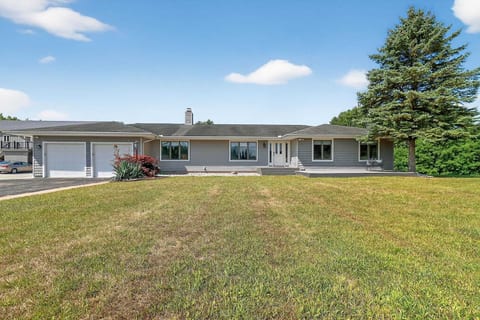 Grass Lake Retreat – Sleeps 12