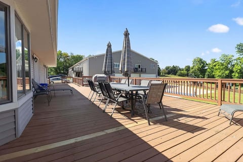 Grass Lake Retreat – Sleeps 12