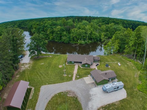 The Grand Riverhouse & Bunkhouse