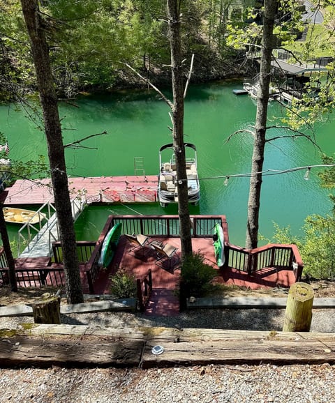 Your Watauga Lake adventure starts here! Enjoy the private guest dock, 3 available kayaks and direct access to the water.