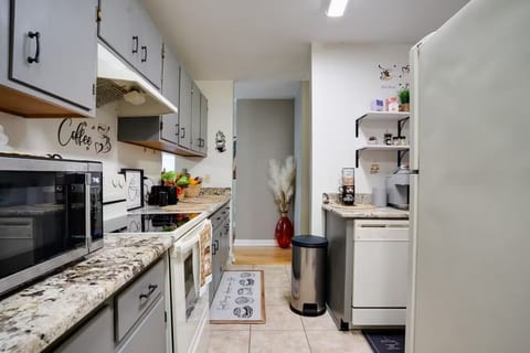 Tallahassee Cozy Cottage Near FSU, Sleeps 6, Pool Access
