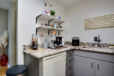 Tallahassee Cozy Cottage Near FSU, Sleeps 6, Pool Access
