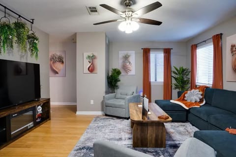 Tallahassee Cozy Cottage Near FSU, Sleeps 6, Pool Access